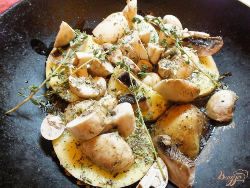 Фото приготовление рецепта: Картофель в шкурке с грибами шаг №5