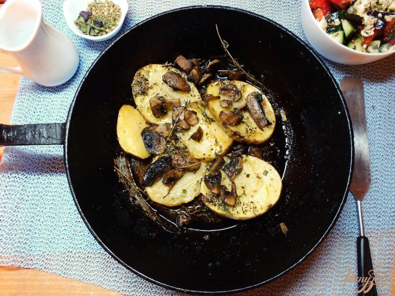 Фото приготовление рецепта: Картофель в шкурке с грибами шаг №6