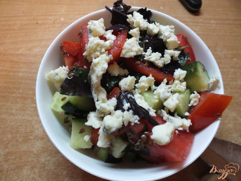 Фото приготовление рецепта: Салат овощной с сыром Дор-Блю шаг №7