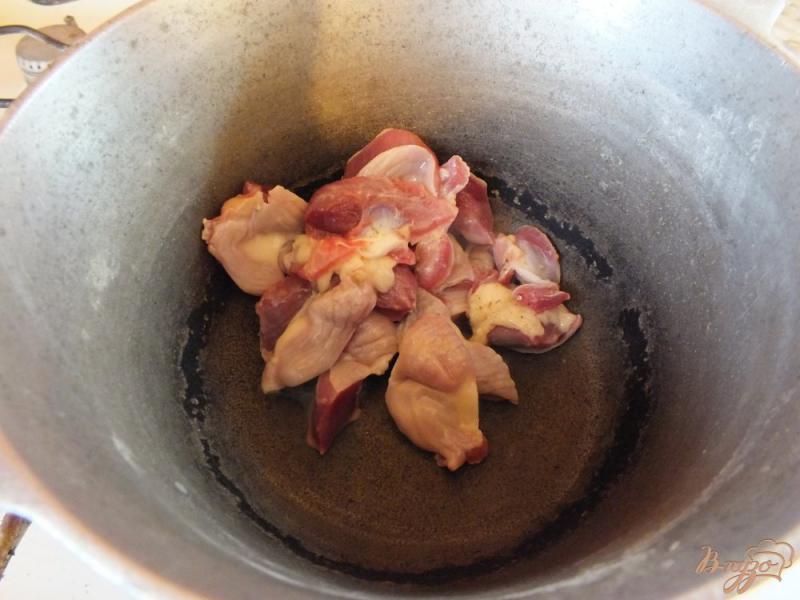 Фото приготовление рецепта: Желудки с розмарином и свежим базиликом шаг №3