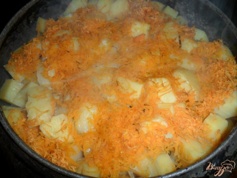 Фото приготовление рецепта: Тушенная картофель с свиными ребрами шаг №5