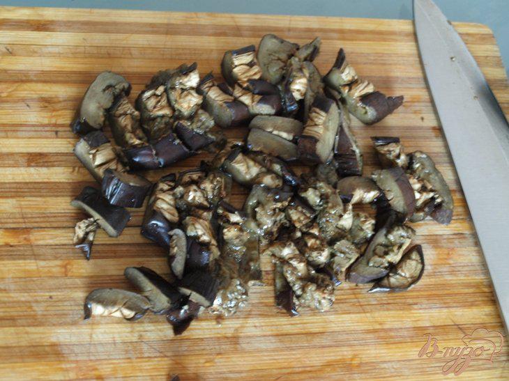 Фото приготовление рецепта: Салат из запечённых баклажанов с брынзой и помидорами шаг №2