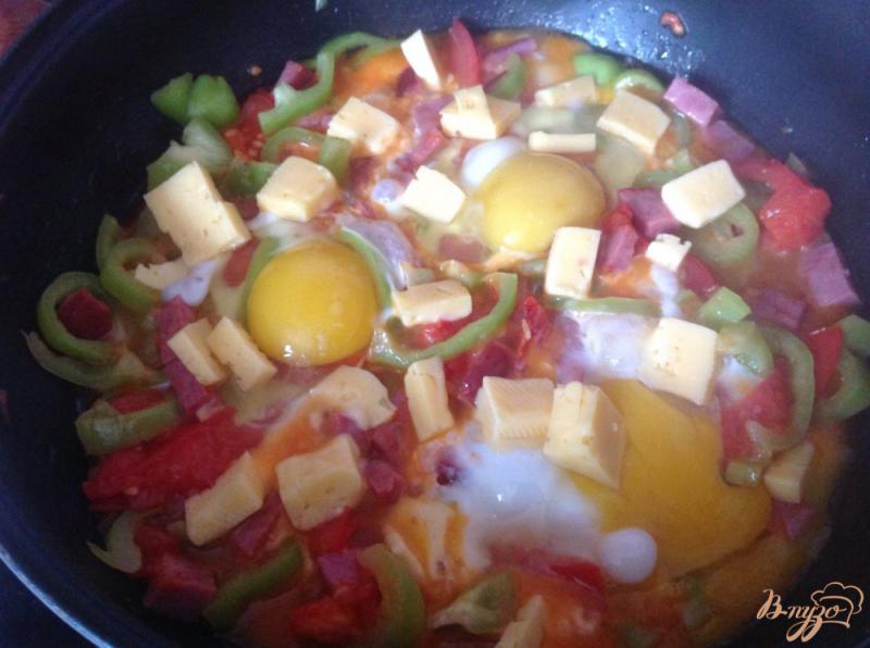 Фото приготовление рецепта: Яйца с сыром, беконом и овощами шаг №4