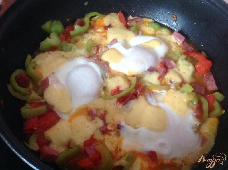 Фото приготовление рецепта: Яйца с сыром, беконом и овощами шаг №5