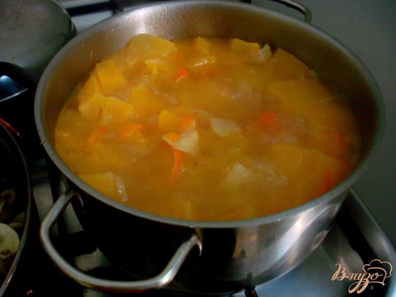 Фото приготовление рецепта: Тыквенный суп пюре с грибами шаг №8