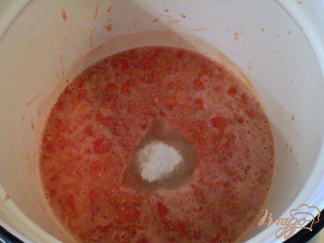Фото приготовление рецепта: Горький перец в томате с чесноком и зеленью шаг №3
