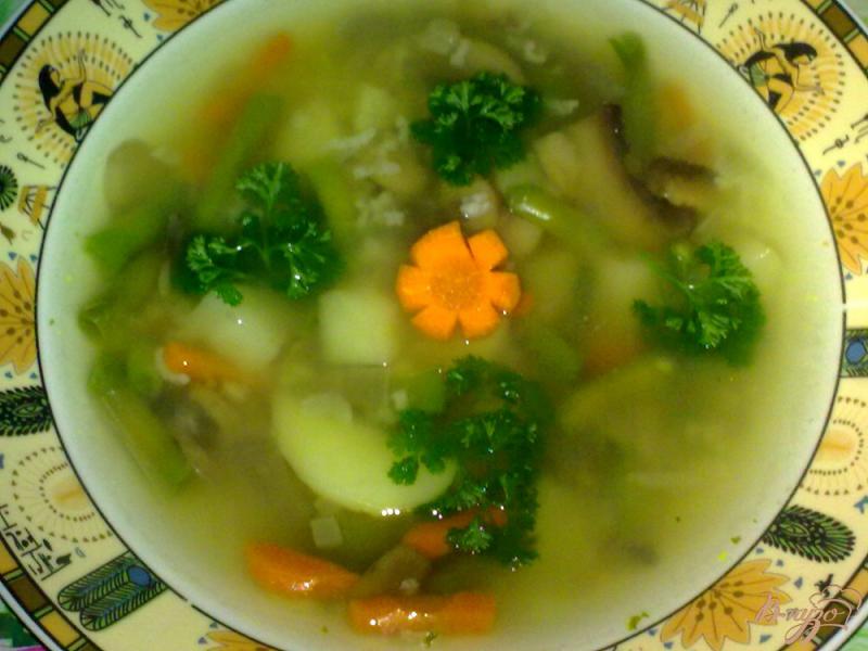 Фото приготовление рецепта: Суп со спаржевой фасолью и грибами шаг №8