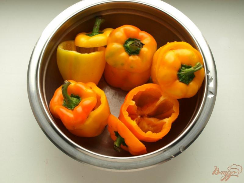 Фото приготовление рецепта: Запечённые перцы с кус-кусом и овощами шаг №7