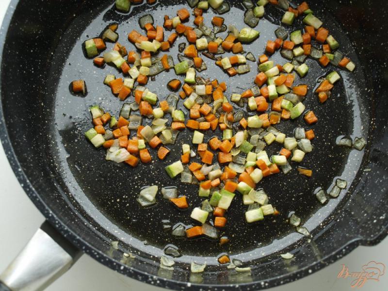 Фото приготовление рецепта: Запечённые перцы с кус-кусом и овощами шаг №1