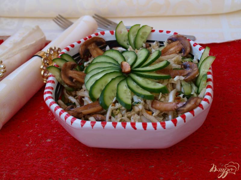 Фото приготовление рецепта: Салат с пекинской капустой,сырыми шампиньонами и фисташками шаг №4
