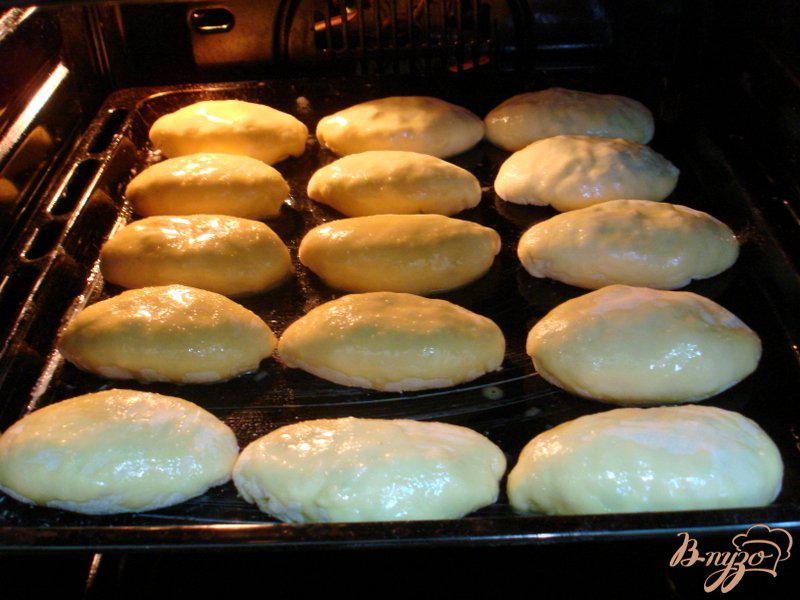 Фото приготовление рецепта: Пирожки с луком и яйцом и с начинкой из печени шаг №10
