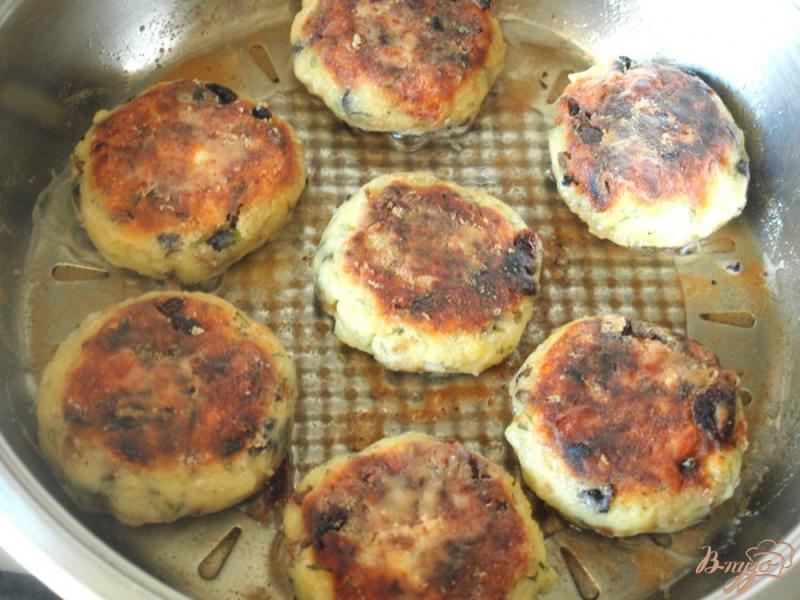 Фото приготовление рецепта: Котлеты из картофеля с шампиньонами шаг №6