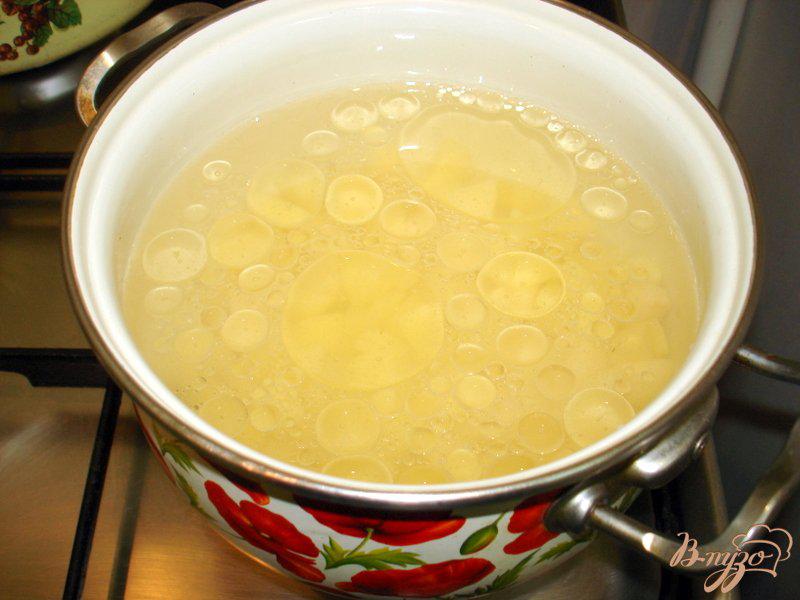 Фото приготовление рецепта: Суп из капусты с сырочками шаг №3
