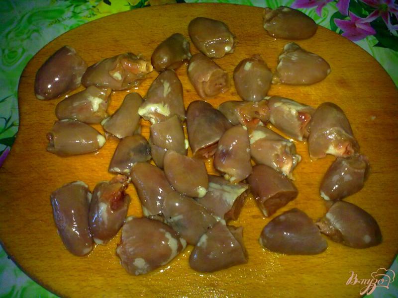 Фото приготовление рецепта: Куриные сердечки тушеные в вине шаг №1