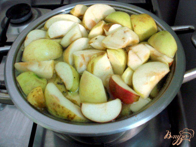 Фото приготовление рецепта: Яблочный компот с корицей шаг №4
