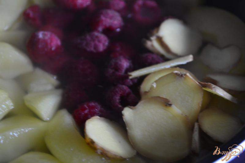 Фото приготовление рецепта: Яблочно-малиновый компот с имбирем шаг №2