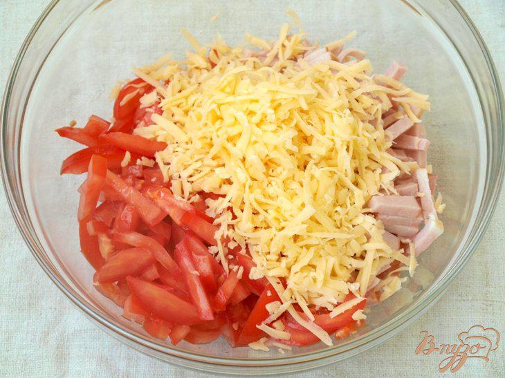 Фото приготовление рецепта: Салат с ветчиной и помидорами шаг №2