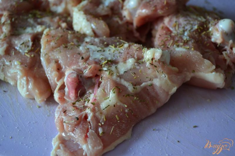 Фото приготовление рецепта: Куриные бедрышки под горчичной корочкой шаг №2