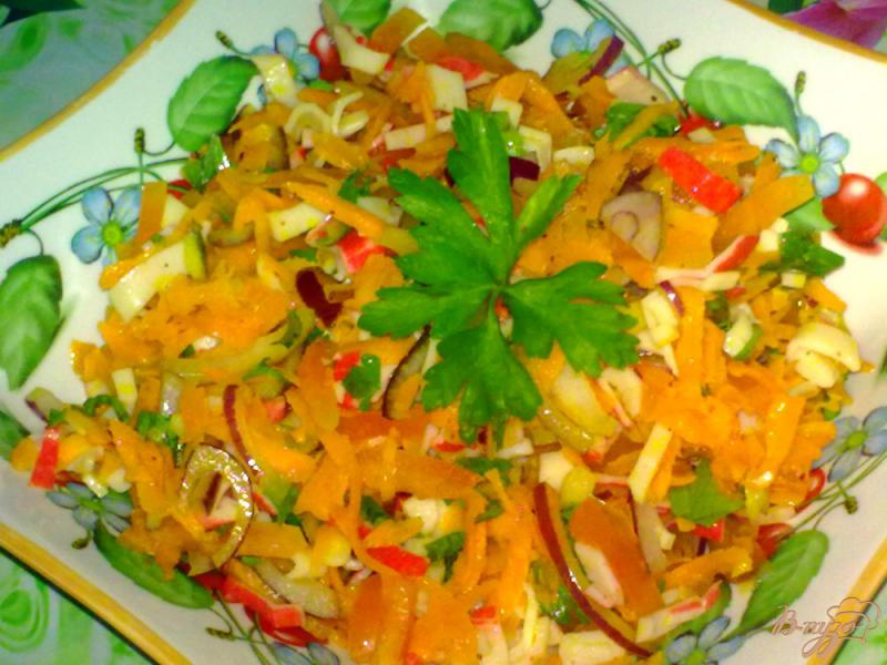 Фото приготовление рецепта: Салат с крабовыми палочками и морковью шаг №6