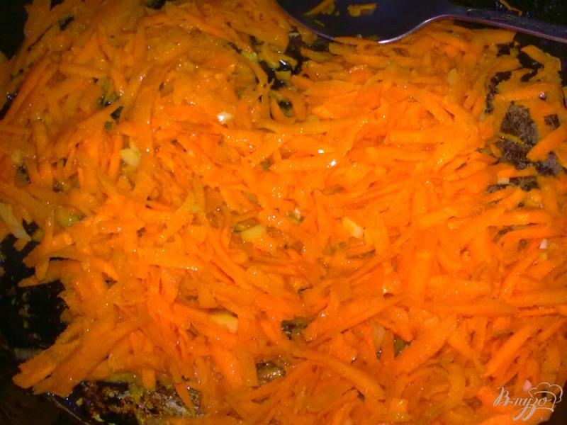 Фото приготовление рецепта: Салат с крабовыми палочками и морковью шаг №4