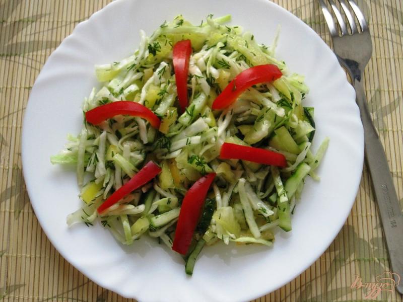 Фото приготовление рецепта: Салат с капустой «Хрустящий бум» шаг №7
