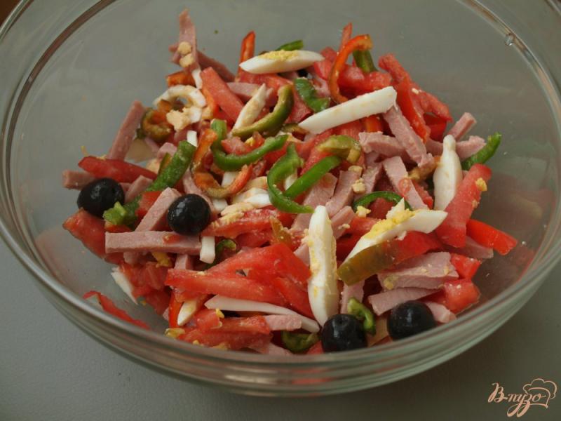 Фото приготовление рецепта: Салат с помидорами, перцем, ветчиной и маслинами шаг №5
