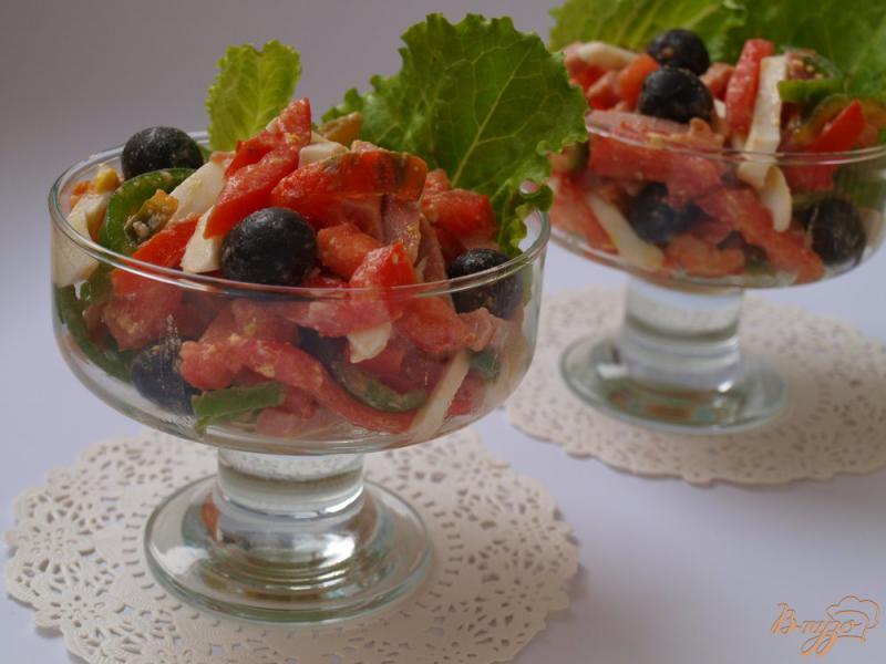 Фото приготовление рецепта: Салат с помидорами, перцем, ветчиной и маслинами шаг №6