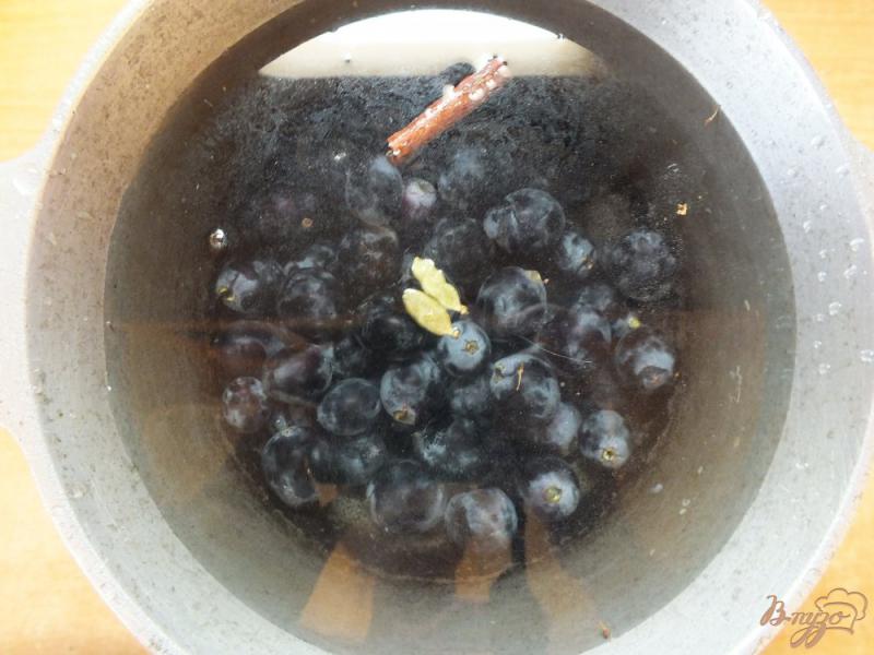 Фото приготовление рецепта: Виноградный компот с кардамоном и гвоздикой шаг №3