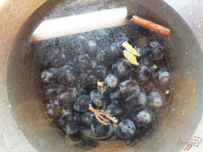 Фото приготовление рецепта: Виноградный компот с кардамоном и гвоздикой шаг №4
