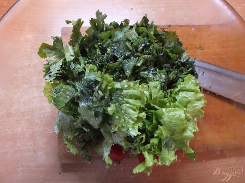 Фото приготовление рецепта: Салат овощной с салатом латук и семенами льна шаг №6