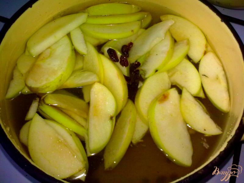 Фото приготовление рецепта: Компот яблочный с изюмом шаг №3