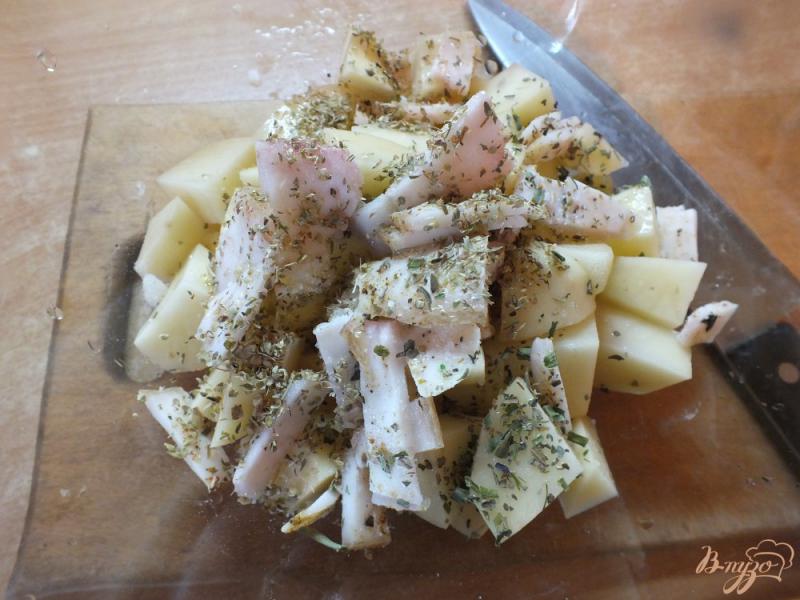 Фото приготовление рецепта: Печенный картофель с салом и орегано шаг №4