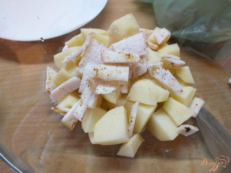 Фото приготовление рецепта: Печенный картофель с салом и орегано шаг №3