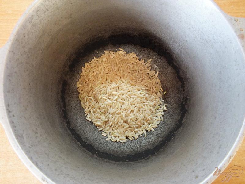 Фото приготовление рецепта: Рис неочищенный с розмарином и тимьяном шаг №1