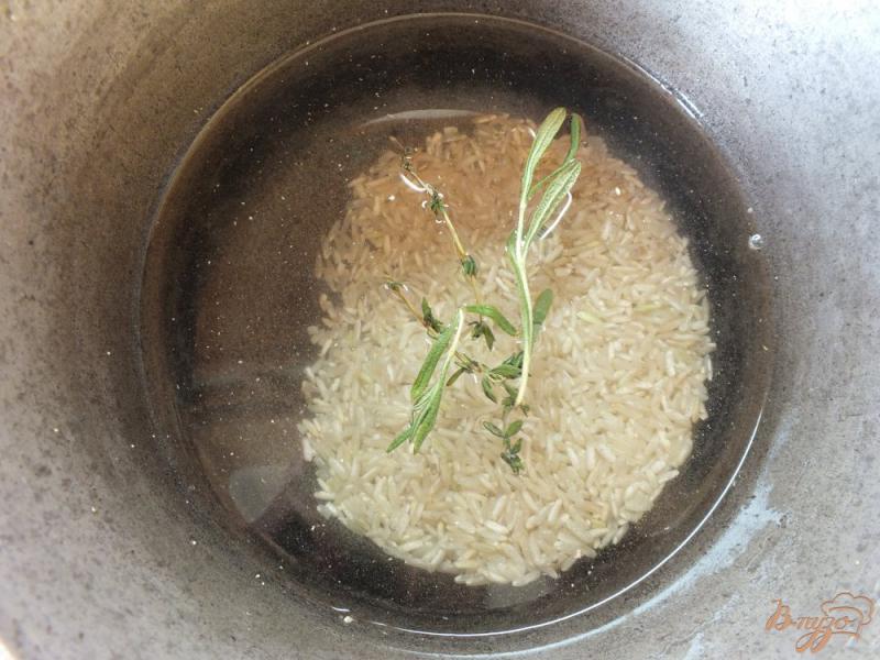 Фото приготовление рецепта: Рис неочищенный с розмарином и тимьяном шаг №3