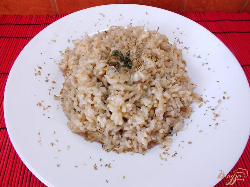 Фото приготовление рецепта: Рис неочищенный с розмарином и тимьяном шаг №6
