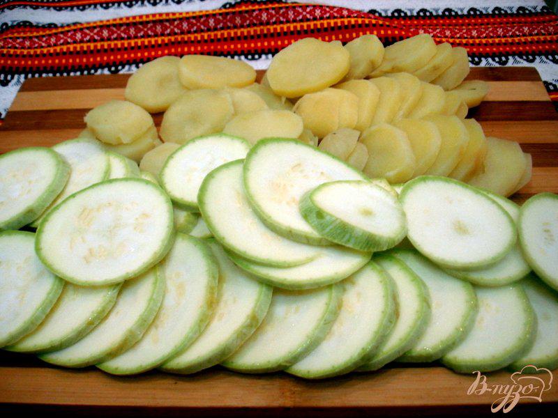Фото приготовление рецепта: Картофель с кабачками запеченные в сливках шаг №4