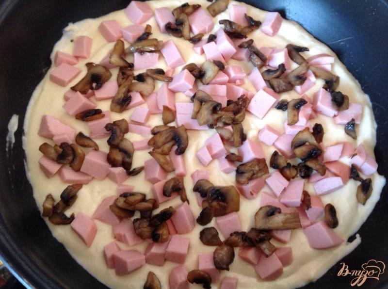 Фото приготовление рецепта: Пицца «минутка» на сковороде шаг №7
