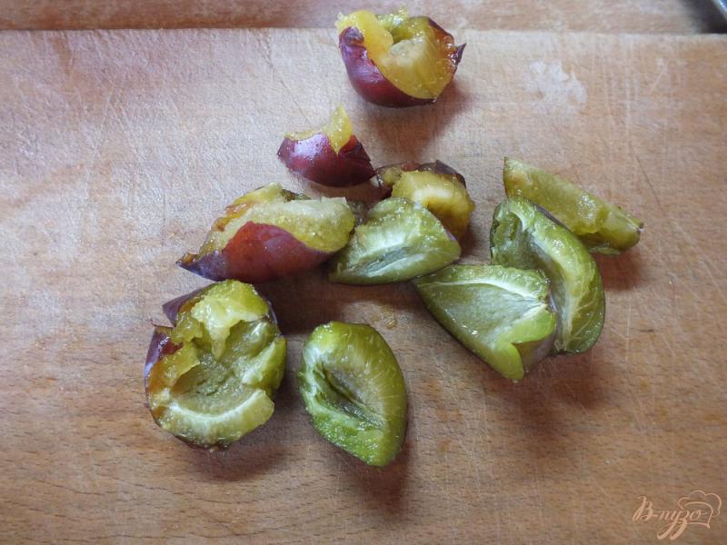 Фото приготовление рецепта: Яблочно-сливовый компот с шалфеем и корицей шаг №2