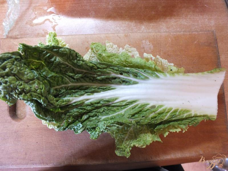 Фото приготовление рецепта: Салат с пекинской капустой, огурцом и шалфеем шаг №1