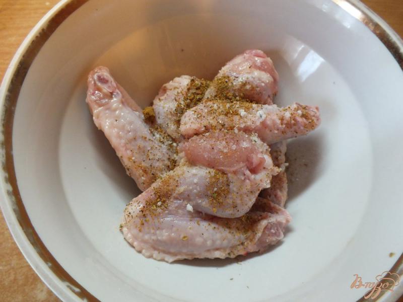 Фото приготовление рецепта: Куриные крылышки с шафраном и соевым соусом шаг №2