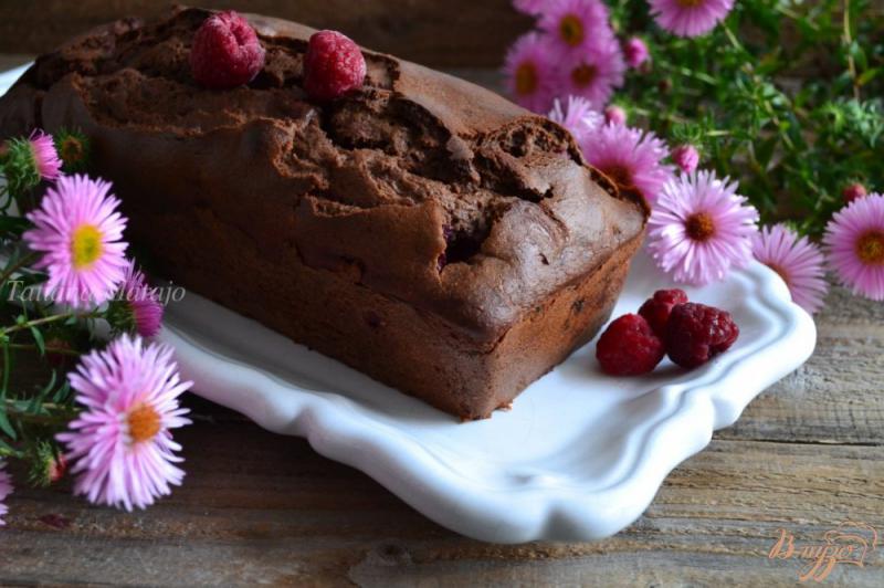 Фото приготовление рецепта: Шоколадный кекс с малиной шаг №7
