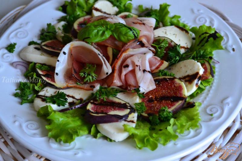 Фото приготовление рецепта: Салат с инжиром, моцареллой и сухой ветчиной шаг №5