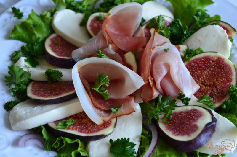 Фото приготовление рецепта: Салат с инжиром, моцареллой и сухой ветчиной шаг №4