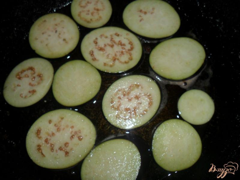Фото приготовление рецепта: Баклажаны с петрушкой и чесночным соусом шаг №3