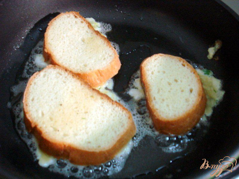 Фото приготовление рецепта: Луково-яичные бутерброды шаг №3