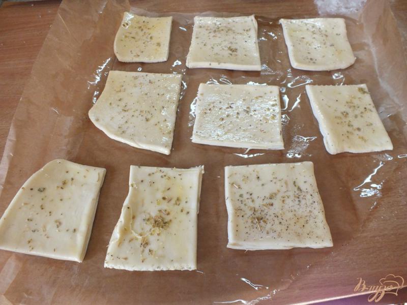 Фото приготовление рецепта: Слоеные бутербродные хлебцы с орегано шаг №6
