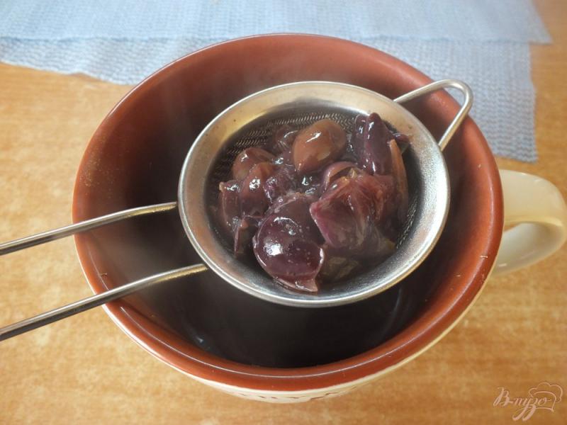 Фото приготовление рецепта: Сладкий виноградный соус к десертам шаг №6