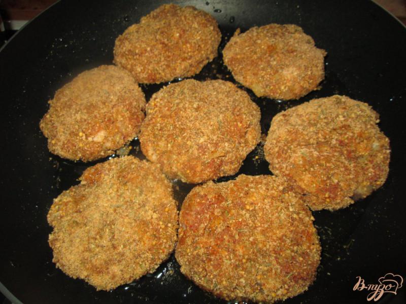 Фото приготовление рецепта: Котлеты из мясного фарша с картофелем шаг №7