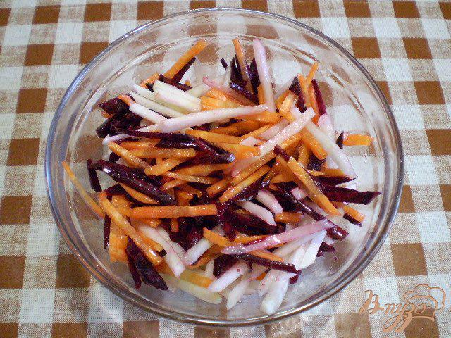 Фото приготовление рецепта: Салат с кольраби и кунжутом шаг №3
